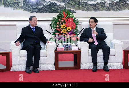 Peking, China. 22. Mai 2017. Mit Lai Tung-Kwok, Sekretär für Sicherheit von der Hong Kong Special Administrative Region, in Peking, Hauptstadt von China, trifft chinesischen Staatsrat und Minister of Public Security Guo Shengkun (R) 22. Mai 2017. Bildnachweis: Zhang Ling/Xinhua/Alamy Live-Nachrichten Stockfoto