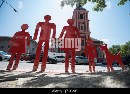 Rüsselsheim, Deutschland. 22. Mai 2017. Eine Gruppe von Skulpturen des Künstlers Ottmar Hoerl von 1992 mit dem Titel "Familientreffen" (wörtl. Familientreffen) im Zentrum von Rüsselsheim, Deutschland, 22. Mai 2017. Der Konzeptkünstler will eine neue Gruppe von Skulpturen auf dem Platz vor dem Bahnhof, im Auftrag der Stadt Wohnungsbaugesellschaft einrichten. Die Stadt und Denkmal Naturschützer dagegen. Foto: Andreas Arnold/Dpa/Alamy Live-Nachrichten Stockfoto