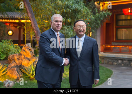 Peking, China. 22. Mai 2017. Chinese State Councilor Yang Jiechi (R) trifft sich mit britischen Prinzen Andrew, Duke of York, in Peking, Hauptstadt von China, 22. Mai 2017. Bildnachweis: Cui Xinyu/Xinhua/Alamy Live-Nachrichten Stockfoto