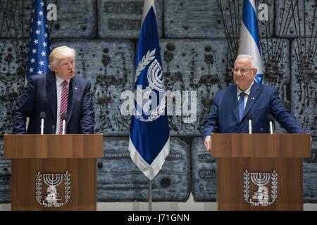 Jerusalem, Israel. 22. Mai 2017. US-Präsident Donald Trump (L) trifft sich mit israelischen Präsidenten Reuven Rivlin in Jerusalem, Israel. 22. Mai 2017. Bildnachweis: JINI/Xinhua/Alamy Live-Nachrichten Stockfoto