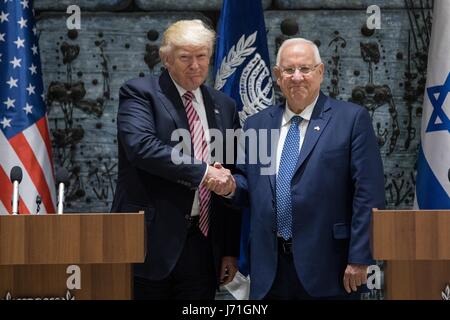 Jerusalem, Israel. 22. Mai 2017. US-Präsident Donald Trump (L) schüttelt Hände mit israelischen Präsidenten Reuven Rivlin in Jerusalem, Israel. 22. Mai 2017. Bildnachweis: JINI/Xinhua/Alamy Live-Nachrichten Stockfoto