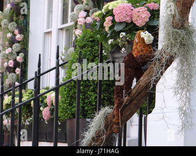 Chelsea, London, UK. 22. Mai 2017. Lebensgroße Blumen Tiere durchstreifen Chelseas Straßen, einschließlich der riesigen Elefanten, majestätischen Löwen, Nashörner, Zebras und Krokodile beim FC Chelsea in Blüte Floral Safari, London, UK Credit: Nastja M/Alamy Live News Stockfoto