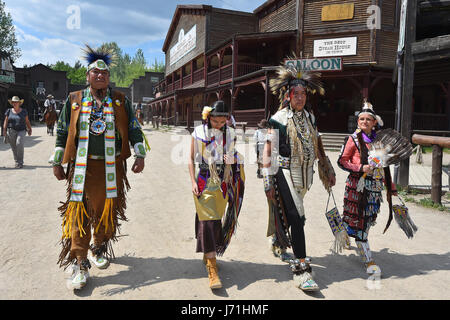 Templin, Deutschland. 22. Mai 2017. Indianer auf der Mainstreet in Westernstadt Eldorado (lit.) Westernstadt Eldorado) in Templin, Deutschland, 22. Mai 2017. Besucher können nun auch in traditionellen Tipis übernachten, nach der Erfahrung der neuen Cowboys und Indianer zeigt. Foto: Bernd Settnik/Dpa-Zentralbild/Dpa/Alamy Live News Stockfoto