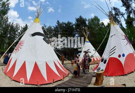 Templin, Deutschland. 22. Mai 2017. Ein Tipi-Dorf am Westernstadt Eldorado (lit.) Westernstadt Eldorado) in Templin, Deutschland, 22. Mai 2017. Besucher können nun auch in traditionellen Tipis übernachten, nach der Erfahrung der neuen Cowboys und Indianer zeigt. Foto: Bernd Settnik/Dpa-Zentralbild/Dpa/Alamy Live News Stockfoto