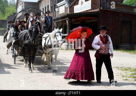 Templin, Deutschland. 22. Mai 2017. Ein Pferdewagen auf Mainstreet in Westernstadt Eldorado (lit.) Westernstadt Eldorado) in Templin, Deutschland, 22. Mai 2017. Besucher können nun auch in traditionellen Tipis übernachten, nach der Erfahrung der neuen Cowboys und Indianer zeigt. Foto: Bernd Settnik/Dpa-Zentralbild/Dpa/Alamy Live News Stockfoto