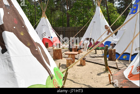 Templin, Deutschland. 22. Mai 2017. Ein Tipi-Dorf am Westernstadt Eldorado (lit.) Westernstadt Eldorado) in Templin, Deutschland, 22. Mai 2017. Besucher können nun auch in traditionellen Tipis übernachten, nach der Erfahrung der neuen Cowboys und Indianer zeigt. Foto: Bernd Settnik/Dpa-Zentralbild/Dpa/Alamy Live News Stockfoto