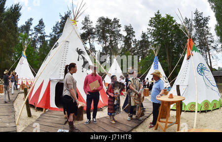 Templin, Deutschland. 22. Mai 2017. Ein Tipi-Dorf am Westernstadt Eldorado (lit.) Westernstadt Eldorado) in Templin, Deutschland, 22. Mai 2017. Besucher können nun auch in traditionellen Tipis übernachten, nach der Erfahrung der neuen Cowboys und Indianer zeigt. Foto: Bernd Settnik/Dpa-Zentralbild/Dpa/Alamy Live News Stockfoto