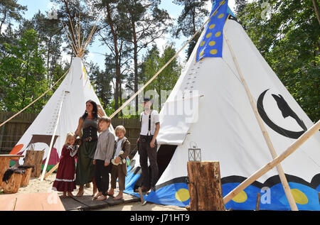 Templin, Deutschland. 22. Mai 2017. Tomas von Papa und Mama Ramona mit ihren Kindern Amanda (4) Gabriel (6) und Konstantin (8) sind die ersten, übernachten im Tipi Dorf am Westernstadt Eldorado (lit.) Westernstadt Eldorado) in Templin, Deutschland, 22. Mai 2017. Besucher können nun auch in traditionellen Tipis übernachten, nach der Erfahrung der neuen Cowboys und Indianer zeigt. Foto: Bernd Settnik/Dpa-Zentralbild/Dpa/Alamy Live News Stockfoto