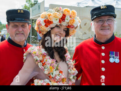 Das Royal Hospital Chelsea, London, UK. 22. Mai 2017. Der jährliche Höhepunkt der Gartenbau, die RHS Chelsea Flower Show Vorschau Kalendertag mit prominenten Besuch. Foto: Die legendäre Chelsea Blumenkleid im Auftrag von M & G Investments und erstellt von Larry Walshe florale Dessins. Bildnachweis: Malcolm Park Leitartikel/Alamy Live-Nachrichten. Stockfoto