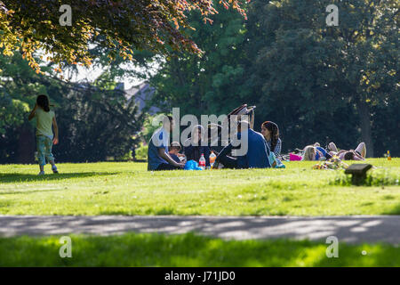 Northampton, UK. 22. Mai 2017.  Das Wetter. Eine helle sonnige frühen Abend mit Menschen genießen das warme Wetter. Bildnachweis: Keith J Smith. / Alamy Live News Stockfoto