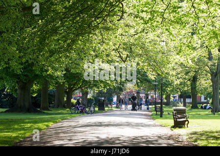 Northampton, UK. 22. Mai 2017.  Das Wetter. Eine helle sonnige frühen Abend mit Menschen genießen das warme Wetter. Bildnachweis: Keith J Smith. / Alamy Live News Stockfoto