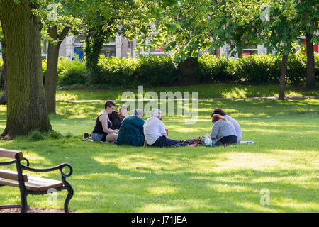 Northampton, UK. 22. Mai 2017.  Das Wetter. Eine helle sonnige frühen Abend mit Freunden genießen das warme Wetter. Bildnachweis: Keith J Smith. / Alamy Live News Stockfoto