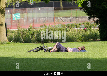 Northampton, UK. 22. Mai 2017.  Das Wetter. Eine helle sonnige frühen Abend mit Radfahrer, chillen und genießen das warme Wetter. Bildnachweis: Keith J Smith. / Alamy Live News Stockfoto