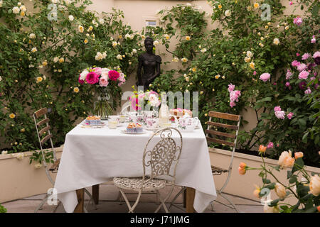 London, UK. 22. Mai 2017. Rosensträuße auf einem Tisch für Tee bei David Austin Roses stehen im Festzelt an der RHS Chelsea Flower Show 22. Mai 2017, London, UK-Credit: Ellen Rooney/Alamy Live News Stockfoto