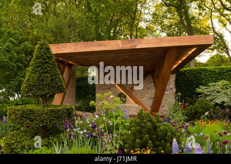 London, UK. 22. Mai 2017. Eine Eiche und Stein Loggia, umgeben von dichter Bepflanzung im Morgan Stanley Garten entworfen von Chris Beardshaw bei der RHS Chelsea Flower Show, 22. Mai 2017, London, UK-Credit: Ellen Rooney/Alamy Live News Stockfoto