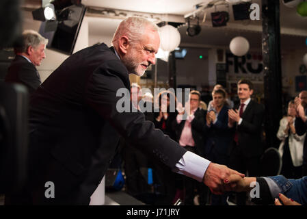 Hull, UK. 22. Mai 2017. Jeremy Corbyn schüttelt Hände mit Aktivisten in Hull City bei der Vorstellung des kulturellen Manifest der Labour Party bei den Parlamentswahlen 2017. Corbyn verbrachte den Tag in und um Rumpf. Bildnachweis: Jacob Sacks-Jones/Alamy Live-Nachrichten. Stockfoto