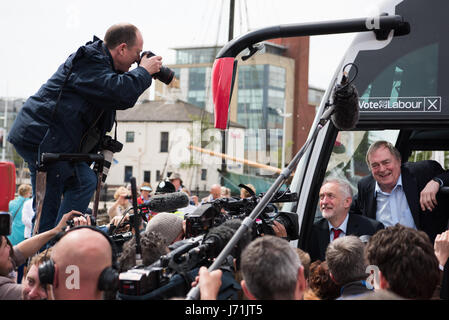 Hull, UK. 22. Mai 2017. Jeremy Corbyn mit John Prescott auf dem Arbeitsmarkt Kampagnenbus nach dem Start von kulturelle Manifest der Labour Party bei den Parlamentswahlen 2017. Corbyn verbrachte den Tag in und um Rumpf. Bildnachweis: Jacob Sacks-Jones/Alamy Live-Nachrichten. Stockfoto