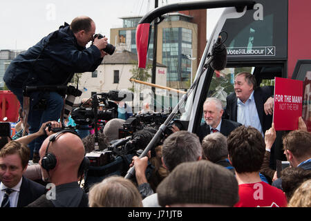 Hull, UK. 22. Mai 2017. Jeremy Corbyn mit John Prescott auf dem Arbeitsmarkt Kampagnenbus nach dem Start von kulturelle Manifest der Labour Party bei den Parlamentswahlen 2017. Corbyn verbrachte den Tag in und um Rumpf. Bildnachweis: Jacob Sacks-Jones/Alamy Live-Nachrichten. Stockfoto