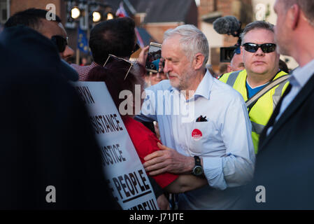 Hull, UK. 22. Mai 2017. Jeremy Corbyn grüßt Fans nach dem Gespräch bei einer großen Kundgebung in Hull City, bei den Parlamentswahlen 2017. Corbyn verbrachte den Tag in und um Rumpf. Bildnachweis: Jacob Sacks-Jones/Alamy Live-Nachrichten. Stockfoto