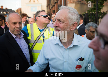 Hull, UK. 22. Mai 2017. Jeremy Corbyn grüßt Fans nach dem Gespräch bei einer großen Kundgebung in Hull City, bei den Parlamentswahlen 2017. Corbyn verbrachte den Tag in und um Rumpf. Bildnachweis: Jacob Sacks-Jones/Alamy Live-Nachrichten. Stockfoto