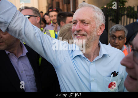 Hull, UK. 22. Mai 2017. Jeremy Corbyn winkt den Massen von Fans nach dem Gespräch bei einer großen Kundgebung in Hull City, bei den Parlamentswahlen 2017. Corbyn verbrachte den Tag in und um Rumpf. Bildnachweis: Jacob Sacks-Jones/Alamy Live-Nachrichten. Stockfoto