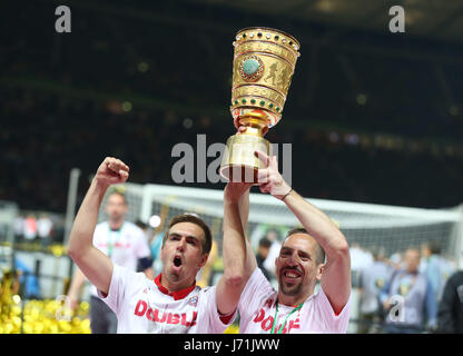 Datei - Datei Bild datiert 21. Mai 2016 zeigt die Bayern Philipp Lahm und Franck Ribery (r) feiert mit dem DFB cup nach dem Finale gegen Borussia Dortmund am Olympiastadion in Berlin, Deutschland. Foto: Kay Nietfeld/dpa Stockfoto