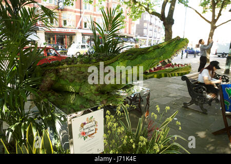 Chelsea in voller Blüte, London, UK. 22. Mai 2017. Das Chelsea in der Blüte Floral Safari ist eine Darstellung des Lebens Größe Tiere durch die Straßen von Chelsea - Kings Road und Sloan Square. Viele der Geschäfte nehmen auch Teil in Chelsea in voller Blüte mit spektakulären Shop vorderen Blume zeigt. Bildnachweis: Tony Farrugia/Alamy Live-Nachrichten Stockfoto