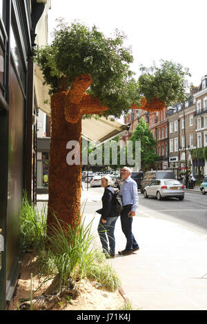 Chelsea in voller Blüte, London, UK. 22. Mai 2017. Das Chelsea in der Blüte Floral Safari ist eine Darstellung des Lebens Größe Tiere durch die Straßen von Chelsea - Kings Road und Sloan Square. Viele der Geschäfte nehmen auch Teil in Chelsea in voller Blüte mit spektakulären Shop vorderen Blume zeigt. Bildnachweis: Tony Farrugia/Alamy Live-Nachrichten Stockfoto