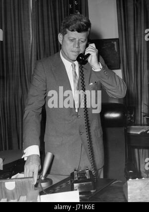 Kennedy, 35. Präsident der Nation, wäre 100 Jahre alt am 29. Mai 2017 geworden. Mit den hundertjährigen Geburtstag von Kennedys ist der ehemalige Präsident der Erbe in der ganzen Nation gefeiert. Bild: 26. August 1963 - Washington, DC, USA - Kennedy war der jüngste Person gewählten US-Präsidenten und die erste römisch-katholische, in diesem Amt zu dienen. Das Versprechen dieses energetischen und telegen Führers durfte nicht erfüllt werden, wie er am Ende seines dritten Jahres im Amt ermordet wurde. Bild: Präsident John F. Kennedy, am Telefon in seinem Büro. Stockfoto