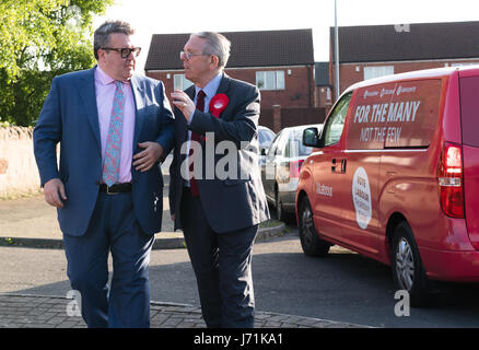 Mansfield, Nottinghamshire, UK. 22. Mai 2017. Tom Watson, stellvertretender Vorsitzender der Labour Party, und Sir Alan Meale Labour-Kandidat für Mansfield, Flugblättern und Tür klopfen in der arbeitsrechtlichen Sitz der Mansfield Nottinghamshire für den 8. Juni Parlamentswahlen Alan Beastall/Alamy Live News Stockfoto