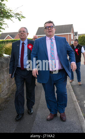 Mansfield, Nottinghamshire, UK. 22. Mai 2017. Tom Watson, stellvertretender Vorsitzender der Labour Party, und Sir Alan Meale Labour-Kandidat für Mansfield, Flugblättern und Tür klopfen in der arbeitsrechtlichen Sitz der Mansfield Nottinghamshire für den 8. Juni Parlamentswahlen Alan Beastall/Alamy Live News Stockfoto