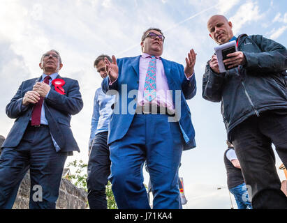 Mansfield, Nottinghamshire, UK. 22. Mai 2017. Tom Watson, stellvertretender Vorsitzender der Labour Party, und Sir Alan Meale Labour-Kandidat für Mansfield, Flugblättern und Tür klopfen in der arbeitsrechtlichen Sitz der Mansfield Nottinghamshire für den 8. Juni Parlamentswahlen Alan Beastall/Alamy Live News Stockfoto