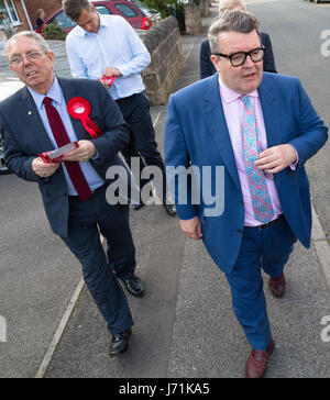 Mansfield, Nottinghamshire, UK. 22. Mai 2017. Tom Watson, stellvertretender Vorsitzender der Labour Party, und Sir Alan Meale Labour-Kandidat für Mansfield, Flugblättern und Tür klopfen in der arbeitsrechtlichen Sitz der Mansfield Nottinghamshire für den 8. Juni Parlamentswahlen Alan Beastall/Alamy Live News Stockfoto