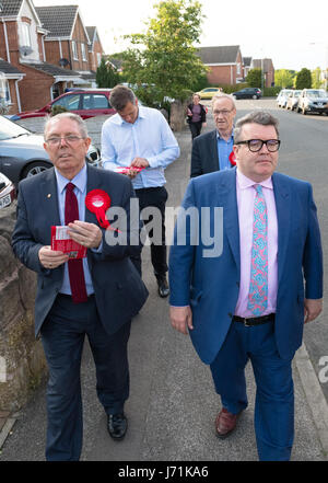 Mansfield, Nottinghamshire, UK. 22. Mai 2017. Tom Watson, stellvertretender Vorsitzender der Labour Party, und Sir Alan Meale Labour-Kandidat für Mansfield, Flugblättern und Tür klopfen in der arbeitsrechtlichen Sitz der Mansfield Nottinghamshire für den 8. Juni Parlamentswahlen Alan Beastall/Alamy Live News Stockfoto