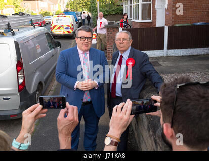 Mansfield, Nottinghamshire, UK. 22. Mai 2017. Tom Watson, stellvertretender Vorsitzender der Labour Party, und Sir Alan Meale Labour-Kandidat für Mansfield, Flugblättern und Tür klopfen in der arbeitsrechtlichen Sitz der Mansfield Nottinghamshire für den 8. Juni Parlamentswahlen Alan Beastall/Alamy Live News Stockfoto