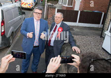 Mansfield, Nottinghamshire, UK. 22. Mai 2017. Tom Watson, stellvertretender Vorsitzender der Labour Party, und Sir Alan Meale Labour-Kandidat für Mansfield, Flugblättern und Tür klopfen in der arbeitsrechtlichen Sitz der Mansfield Nottinghamshire für den 8. Juni Parlamentswahlen Alan Beastall/Alamy Live News Stockfoto