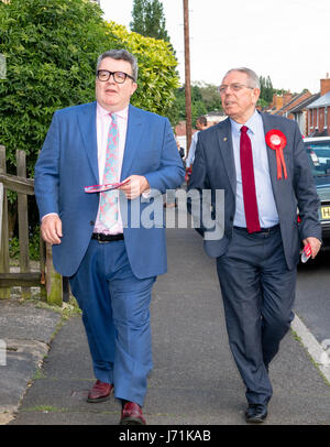 Mansfield, Nottinghamshire, UK. 22. Mai 2017. Tom Watson, stellvertretender Vorsitzender der Labour Party, und Sir Alan Meale Labour-Kandidat für Mansfield, Flugblättern und Tür klopfen in der arbeitsrechtlichen Sitz der Mansfield Nottinghamshire für den 8. Juni Parlamentswahlen Alan Beastall/Alamy Live News Stockfoto