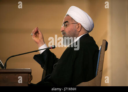 Teheran, Iran. 22. Mai 2017. Irans wiedergewählte Präsident Hassan Rouhani befasst sich mit eine Pressekonferenz in Teheran, der Hauptstadt des Iran, am 22. Mai 2017. Irans wiedergewählte Präsident Hassan Rouhani sagte Montag, dass die Vereinigten Staaten ihre "feindlichen" Politik gegenüber der islamischen Republik gelöscht werden soll. Bildnachweis: Ahmad Halabisaz/Xinhua/Alamy Live-Nachrichten Stockfoto