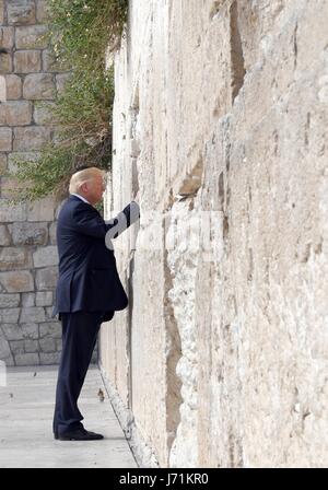 Jerusalem, Israel. 22. Mai 2017. US-Präsident Donald Trump bei einem Besuch der Klagemauer 22. Mai 2017 in Jerusalem, Israel. Bildnachweis: Planetpix/Alamy Live-Nachrichten Stockfoto