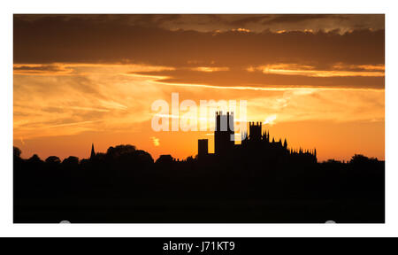 Ely, Großbritannien. 22. Mai 2017. UK-Wetter: Die Sonne geht hinter Ely Kathedrale an einem Tag wo Temperaturen erreicht die Mitte der zwanziger Jahre. Bildnachweis: Andrew Plummer/Alamy Live-Nachrichten Stockfoto