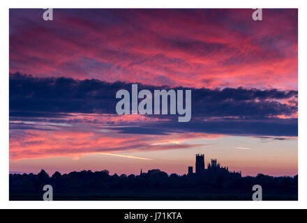 Ely, Großbritannien. 22. Mai 2017. UK-Wetter: Die Sonne geht hinter Ely Kathedrale an einem Tag wo Temperaturen erreicht die Mitte der zwanziger Jahre. Bildnachweis: Andrew Plummer/Alamy Live-Nachrichten Stockfoto