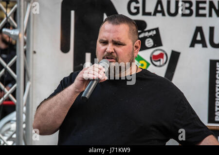 22. Mai 2017 - MüNchen, Bayern, Deutschland - Sprecher Stefan S., der Straßengangs zugeordnet wurde, Zange nehmen wie die United Tribuns, die oft ihn an die Pegida-Demos. 35 aus der rechtsextremen Gruppe Pegida München, nach einer Abwesenheit von mehreren Wochen demonstrierten vor der Münchner Rathaus (City Hall) an den berühmten Marienplatz - ein Reiseziel für Tausende von Touristen täglich. Unter die Sprechern wurde Neo-Nazi-Stadtrat Karl Richter. Zahlreiche Neonazis waren anwesend. Stockfoto