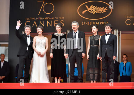 Cannes, Frankreich. 22. Mai 2017. Südkoreanischer Schauspieler Kwon Hae-Hyo, Schauspielerin Cho Yun-Hee, Schauspielerin Kim Min-Hee, Regisseur Hong Sang-soo, Schauspielerin Kim Sae-Byuk und Kameramann Kim Hyung-Koo (von L bis R) posieren für Fotos auf dem roten Teppich für die Vorführung des Films "The Day After" im Wettbewerb auf dem 70. Cannes Film Festival in Cannes, Frankreich, am 22. Mai 2017. Bildnachweis: Chen Yichen/Xinhua/Alamy Live-Nachrichten Stockfoto