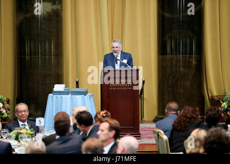 New York, USA. 23. Mai 2017. New York, USA. 22. Mai 2017. Pulitzer-Preis-Administrator Mike Pride präsidiert die 2017 Pulitzer-Preis-Preisverleihung in New York, Vereinigte Staaten, am 22. Mai 2017. Pulitzer-Preis-Administrator Mike Pride Bekanntgabe der Gewinner der 2017 Pulitzer Preise im Welt-Raum an der Columbia University am 10. April in New York. Bildnachweis: Xinhua/Alamy Live-Nachrichten Stockfoto