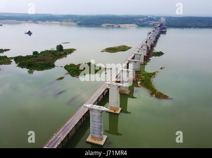 Ji'an. 22. Mai 2017. Foto aufgenommen am 22. Mai 2017 zeigt die Baustelle des Ganjiang Flusses Eisenbahn Brücke, ein Großprojekt der Bahn verbindet die Kohle-reichen westlichen autonomen Region Innere Mongolei mit Ji'an Stadt im Osten Chinas Jiangxi Provinz, in Ji'an. Die Linie wird Kohle tragen mehr als 1.800 km vom Haolebaoji im Nordchinas der Inneren Mongolei, Ji'an. Bildnachweis: Xing Guangli/Xinhua/Alamy Live-Nachrichten Stockfoto