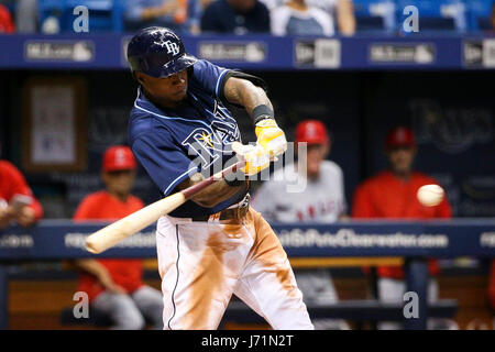 St. Petersburg, Florida, USA. 22. Mai 2017. WILL VRAGOVIC | Times.Tampa Bay Strahlen Shortstop Tim Beckham (1) singles im siebten Inning des Spiels zwischen den Tampa Bay Rays und die Los Angeles Angels im Tropicana Field in St. Petersburg, Florida am Montag, 22. Mai 2017. Bildnachweis: Willen Vragovic/Tampa Bay Times / ZUMA Draht/Alamy Live News Stockfoto