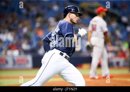 St. Petersburg, Florida, USA. 22. Mai 2017. WILL VRAGOVIC | Times.Tampa Bay Strahlen Shortstop Daniel Robertson (29) singles im siebten Inning des Spiels zwischen den Tampa Bay Rays und die Los Angeles Angels im Tropicana Field in St. Petersburg, Florida am Montag, 22. Mai 2017. Bildnachweis: Willen Vragovic/Tampa Bay Times / ZUMA Draht/Alamy Live News Stockfoto