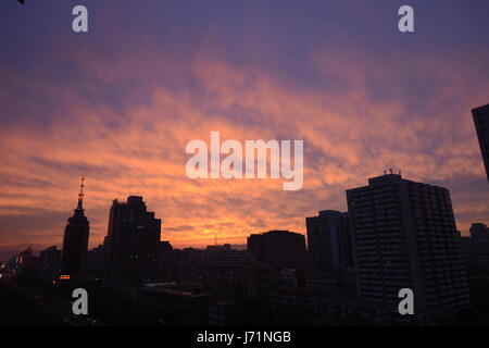 Peking, Peking, China. 22. Mai 2017. Peking, CHINA-Mai 22 2017: (nur zur redaktionellen Verwendung. CHINA aus) atemberaubende Sonnenuntergang in Peking, 22. Mai 2017. Bildnachweis: SIPA Asien/ZUMA Draht/Alamy Live-Nachrichten Stockfoto