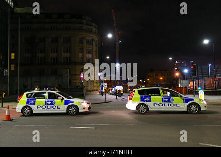 Mancheseter, UK. 23. Mai 2017. Zwei Polizeiautos Sniffer Hund reagieren auf die Manchester-Arena.Deaths nach einer Explosion nach der Ariana Grande Konzert in Manchester Arena bestätigt. Die Polizei des Großraums Manchester behandeln dies als terroristischen Anschlags. Haben große Bereiche abgesperrt worden und die Bombe-Abfallbehälter ist auf Szene. Bildnachweis: Sam Pollitt/Alamy Live-Nachrichten Stockfoto