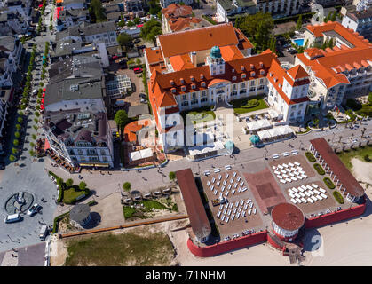 Binz, Deutschland. 18. Mai 2017. Das Kurhaus, die jetzt ein 5-Sterne-Plus Hotel und Strandpromenade mit Kurpark in Binz, Deutschland, 18. Mai 2017. (Luftaufnahme mit einer Drohne genommen). Foto: Jens Büttner/Dpa-Zentralbild/ZB/Dpa/Alamy Live News Stockfoto